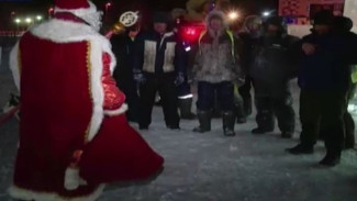 Праздник к нам приходит: в Губкинском ледовые скульпторы получили подарки от Деда Мороза