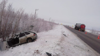 Автомобиль LADA столкнулся с фурой на трассе «Сургут – Салехард» 