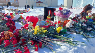 Салехардцы почтили память жертв теракта в Подмосковье 