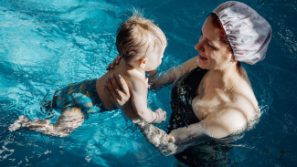 В салехардском центре «Доверие» проходят занятия по грудничковому плаванию