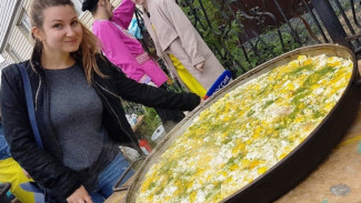 В селе Мужи, где проходит «Обская ярмарка», сделали яичницу из 1000 перепелиных яиц. Пока это рекорд