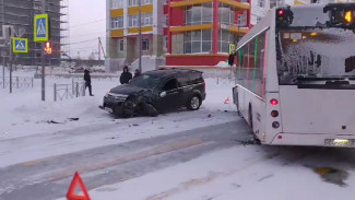 В Салехарде пассажирский автобус попал в серьезное ДТП