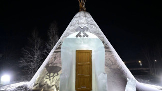 Уникальный ледяной чум открылся в Новом Уренгое