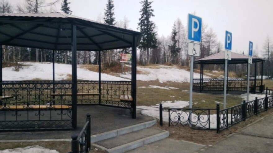 У салехардского Мамонта украли «компактные и стильные» мусорки