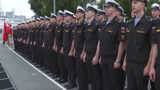 На 33-м причале Владивостока встретили учебный корабль Балтийского флота «Смольный»