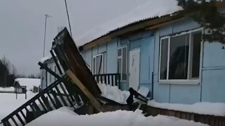 В Пуровске из-за бездействия коммунальщиков глыба снесла подъезд и заблокировала выход из дома