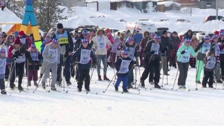 От 2 до 75 лет: в Ноябрьске более 500 человек вышли на «Лыжню России»