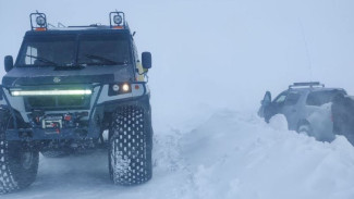 Спасатели Ямалспаса эвакуировали 8 человек, попавших на зимнике в снежный плен