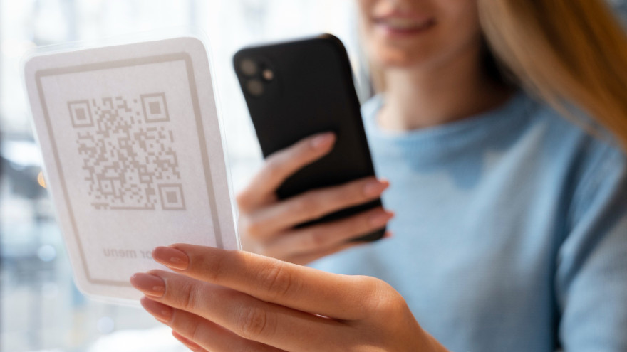 Оплата по QR-коду в магазине: кому это выгодно и есть ли тут подвох