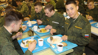Ямальские школьники изучили основы военной подготовки в воинской части Курганской области