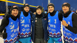 Волейбол на снегу: борьба за титул чемпиона России началась в Новом Уренгое