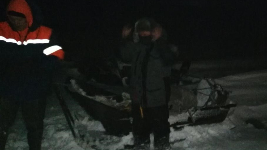 Ямальские спасатели вызволили оленевода, угодившего в наледь на снегоходе