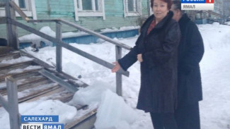 В Салехарде женщина с двумя детьми едва не погибла от упавшей ледяной глыбы