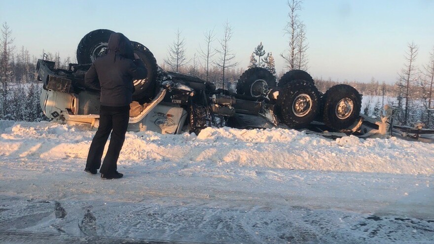 На трассе под Ноябрьском перевернулся грузовик