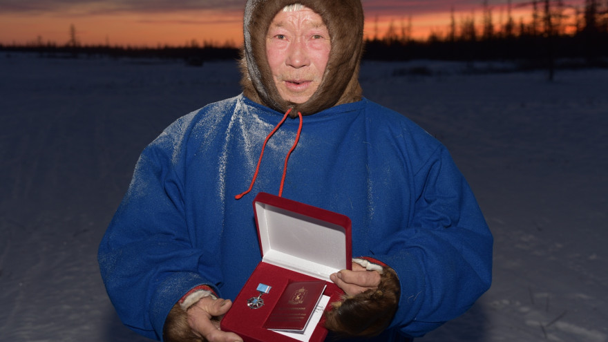 Легендарному оленеводу Ямальского района вручили медаль к 90-летию округа 