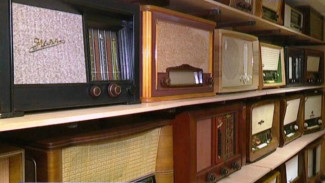Целая эпоха в маленьком гараже: житель Харпа собирает уникальную коллекцию ламповых радиоприемников и радиол