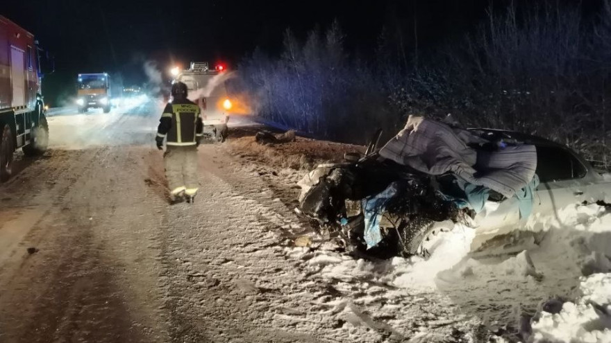 Смертельное ДТП на трассе Сургут — Салехард: грузовик столкнулся с легковушкой