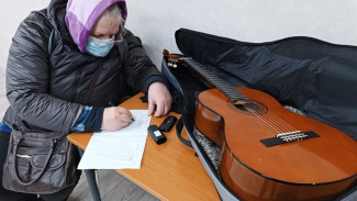 Ямальским бойцам в зону СВО из Лабытнанги передали гитару