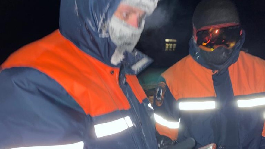 На Ямале спасатели ищут тело водителя экскаватора, утонувшего в карьере