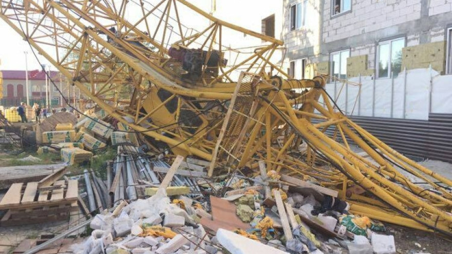На стройплощадке в Муравленко рухнул кран