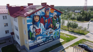 16 новых муралов украсили фасады домов в шести городах Ямала