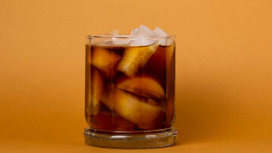 Можно ли пить кофе в жару: кому стоит отказаться от ароматного напитка