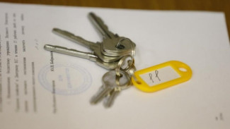 Трем ноябрьским семьям вручили ключи от новых квартир