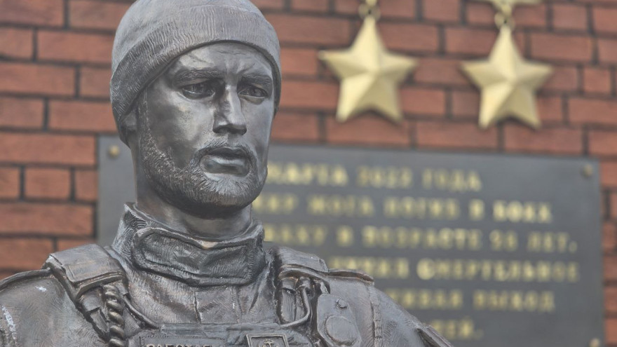 Артем Жога поблагодарил ямальцев за помощь в установке памятника сыну в Волновахе