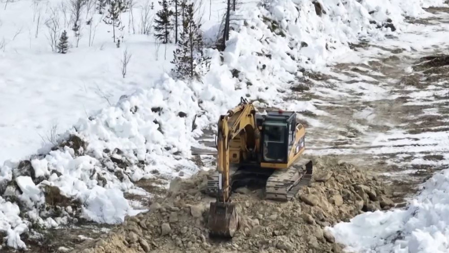 В Тарко-Сале строят насыпь для защиты от паводка
