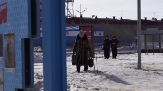 В Новом Уренгое дороги и тротуары превратились в каток