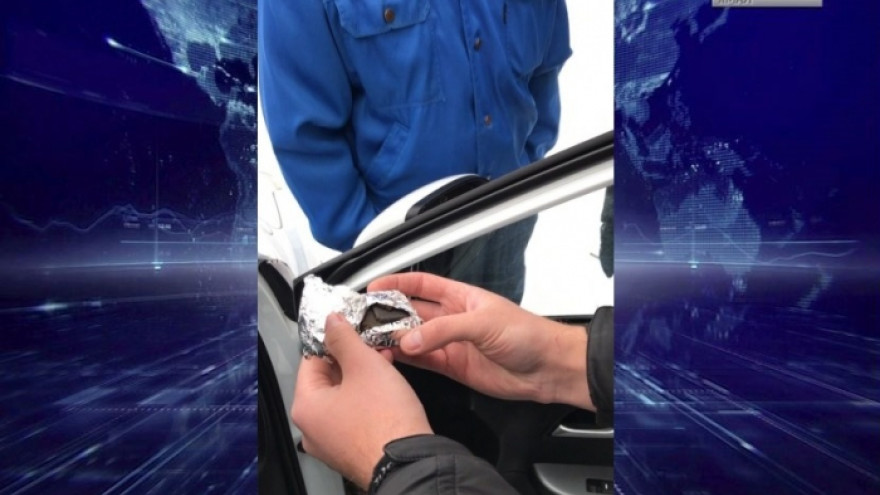 В Ноябрьске в автомобиле полицейские обнаружили сверток с гашишем