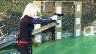 Пистолеты вместо букетов: в Салехарде прошли соревнования по стрельбе среди девушек