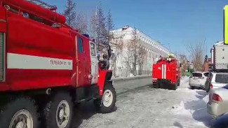 Несколько пожарных машин сегодня дежурили рядом с детской поликлиникой Салехарда