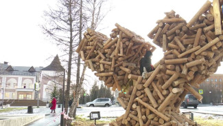 «Оленьи рога» из дерева: в Салехарде установили арт-объект «Традиция»