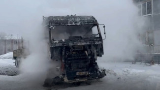 В Губкинском загорелась фура в первом микрорайоне