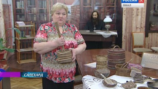 Тарелка из капа, туясок, латка и еще 33 предмета в дар музею Шемановского передала Нина Кельчина