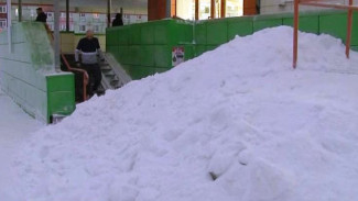 Жители Нового Уренгоя жалуются на снежные горы во дворах