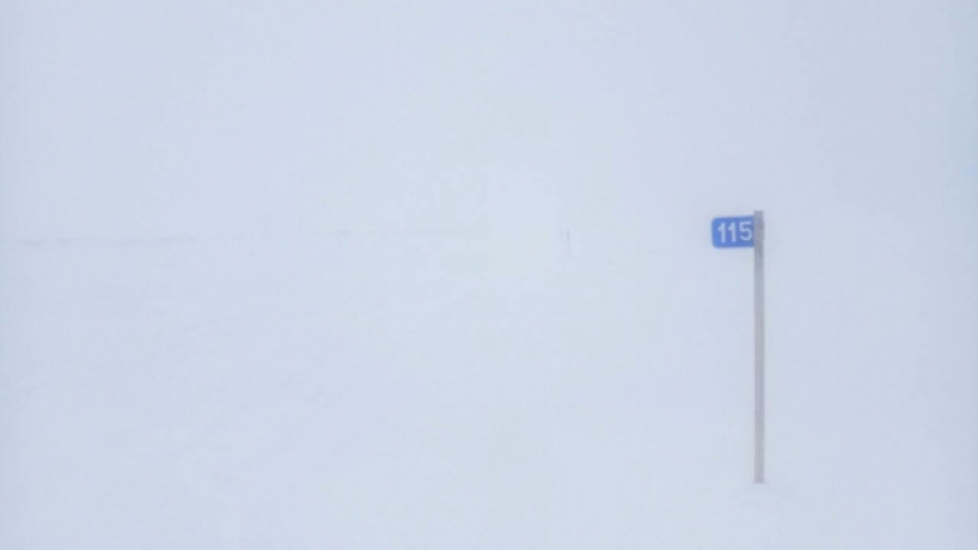 Сегодня на Ямале из-за метели закрывают одну из зимних автодорог
