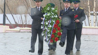 На Ямале «зелёные фуражки» возложили венки к мемориалам Великой Отечественной войны, отдавая дань памяти героям