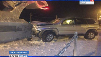 В Салехарде 2 человека пострадали после ДТП со стелой