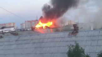 Сегодня ночью в Новом Уренгое двухэтажное здание охватило огнем (ВИДЕО)