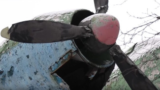 Почти с нуля: реставраторы в Мурманской области воссоздают легендарный Ил-4 по чертежам