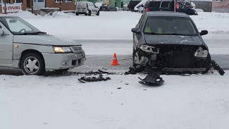 В Ноябрьске два автомобиля не поделили дорогу: в ДТП есть пострадавший