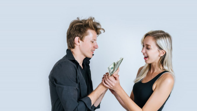 Сколько денег ямальские мужья переводят своим женам