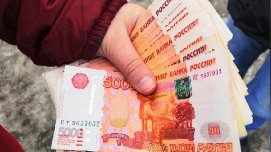 В Салехарде школьники нашли на улице более 200 тысяч рублей