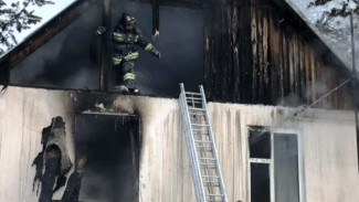 В Ноябрьске в поселке Самострой загорелся жилой дом, есть погибший