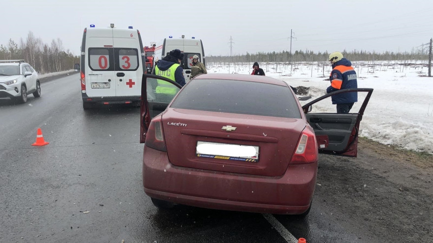 На подъезде к Ноябрьску легковушка столкнулась с грузовиком – пострадавших увезли на «скорой» 