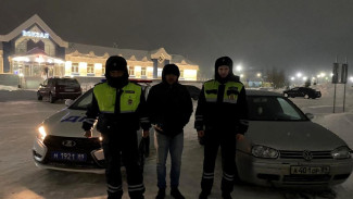 Ямальские полицейские не дали замерзнуть семейной паре на загородной трассе