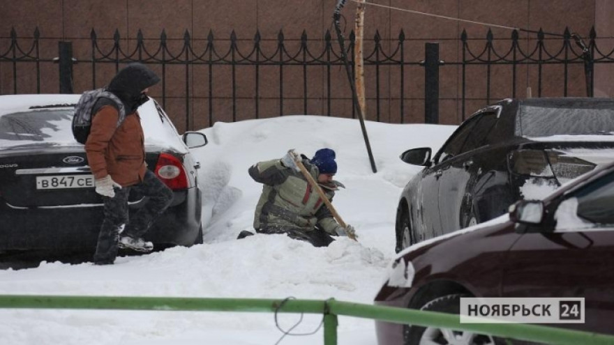 За ночь в Ноябрьске выпало 50 процентов месячной нормы снега, введен режим повышенной готовности