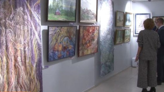 Краски Севера: художественная выставка «АртЯмал» открылась в Новом Уренгое